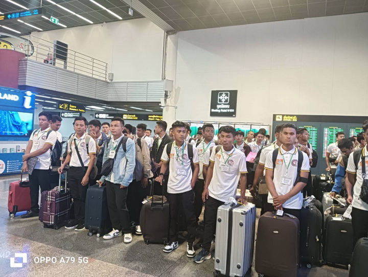 Siam Madee staff with workers